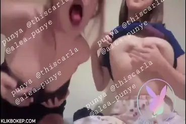 Dokumentasi Dua Gadis Cantik Live Kasur poster